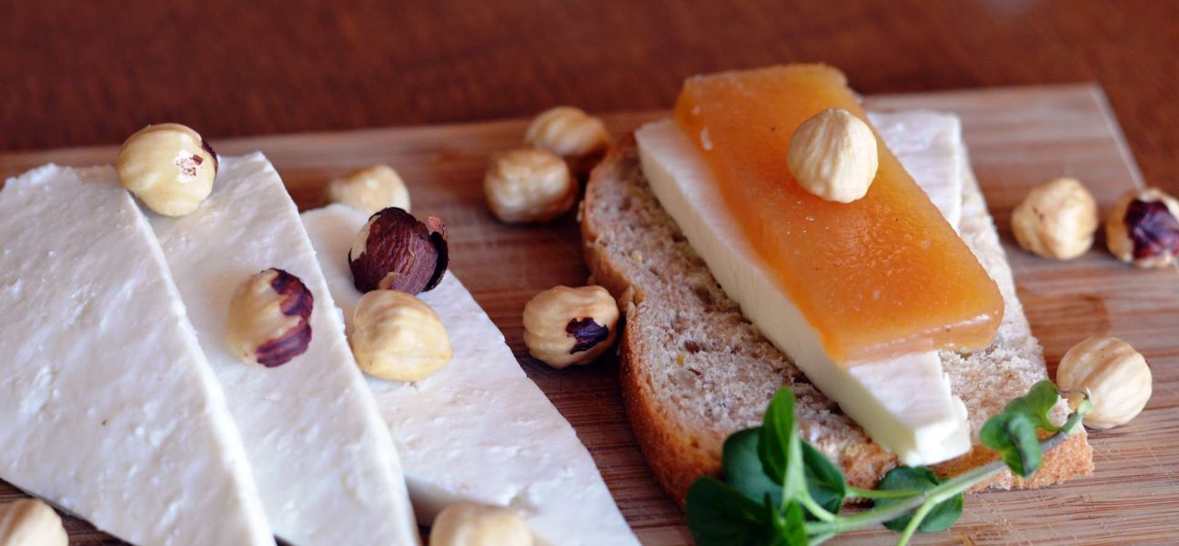 Tostadas de trigo sarraceno queso fresco y avellanas tostadas - Calidad  Pascual