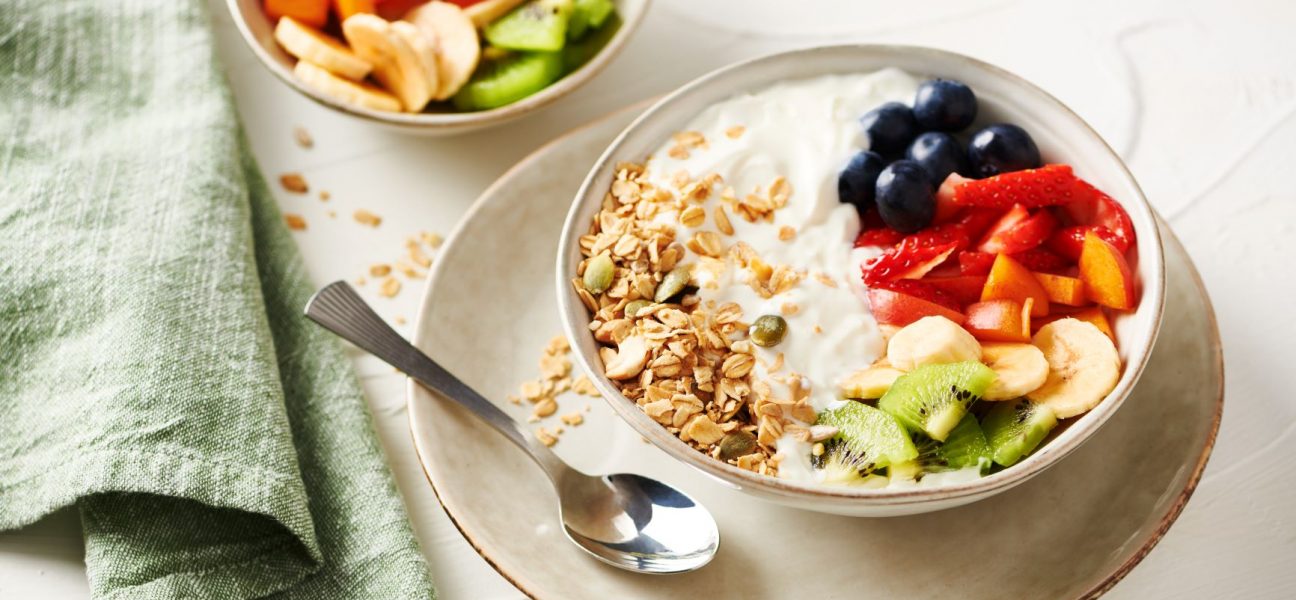 Bol de plátano y fresa con granola casera: el desayuno que pone de buen  humor