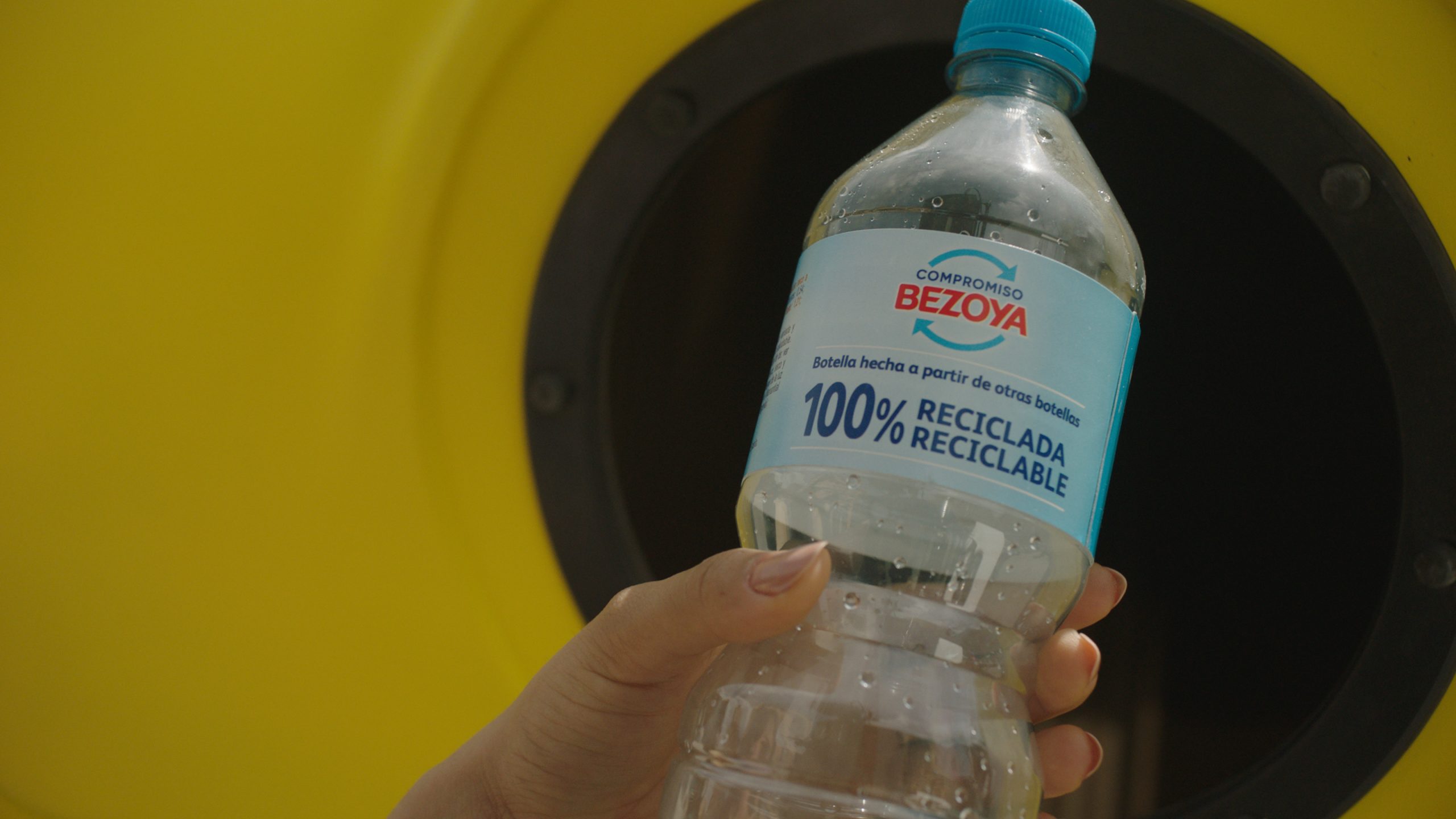 Botella de agua mineral natural 50cl hecha con plástico 100% reciclado y  reciclable