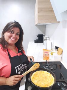 Gisela Pérez cocinando uno de nuestros preparados de tortilla 