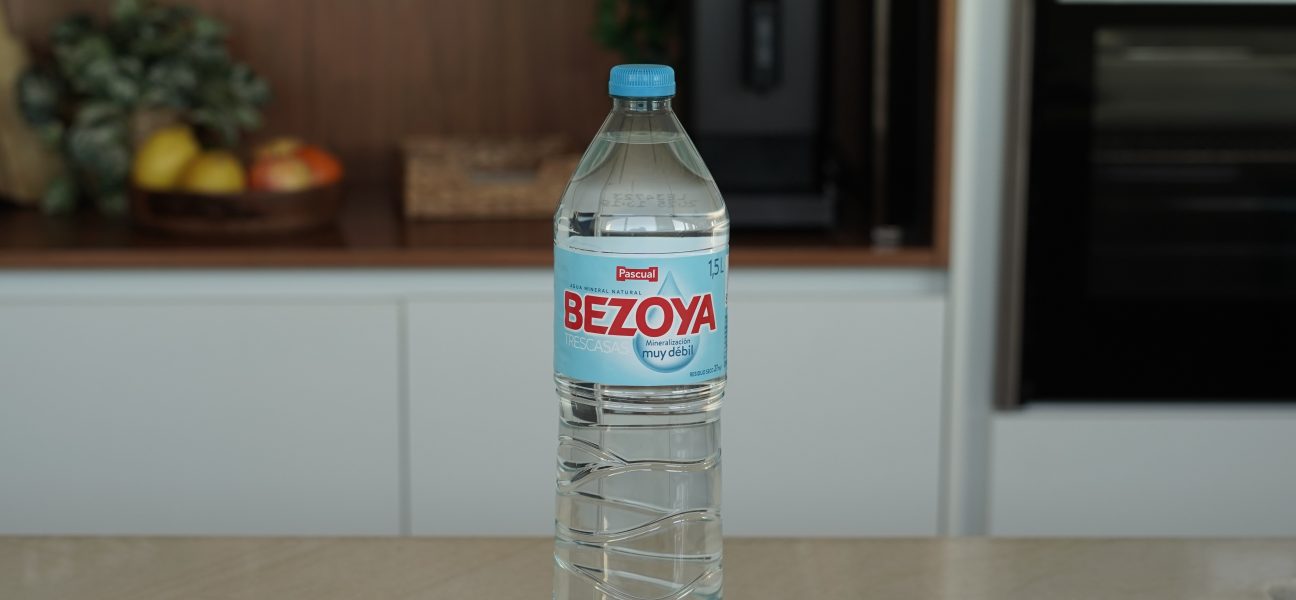 Bezoya (Pascual) alcanza el 100 % en plástico reciclado y será neutral en  carbono durante el 2022 - EFEAgro Bezoya (Pascual) alcanza el 100 % en  plástico reciclado y será neutral en carbono en 2022