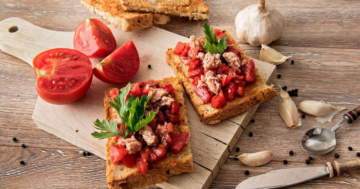 Tostadas con atún al natural y tomate triturado con orégano - Calidad ...
