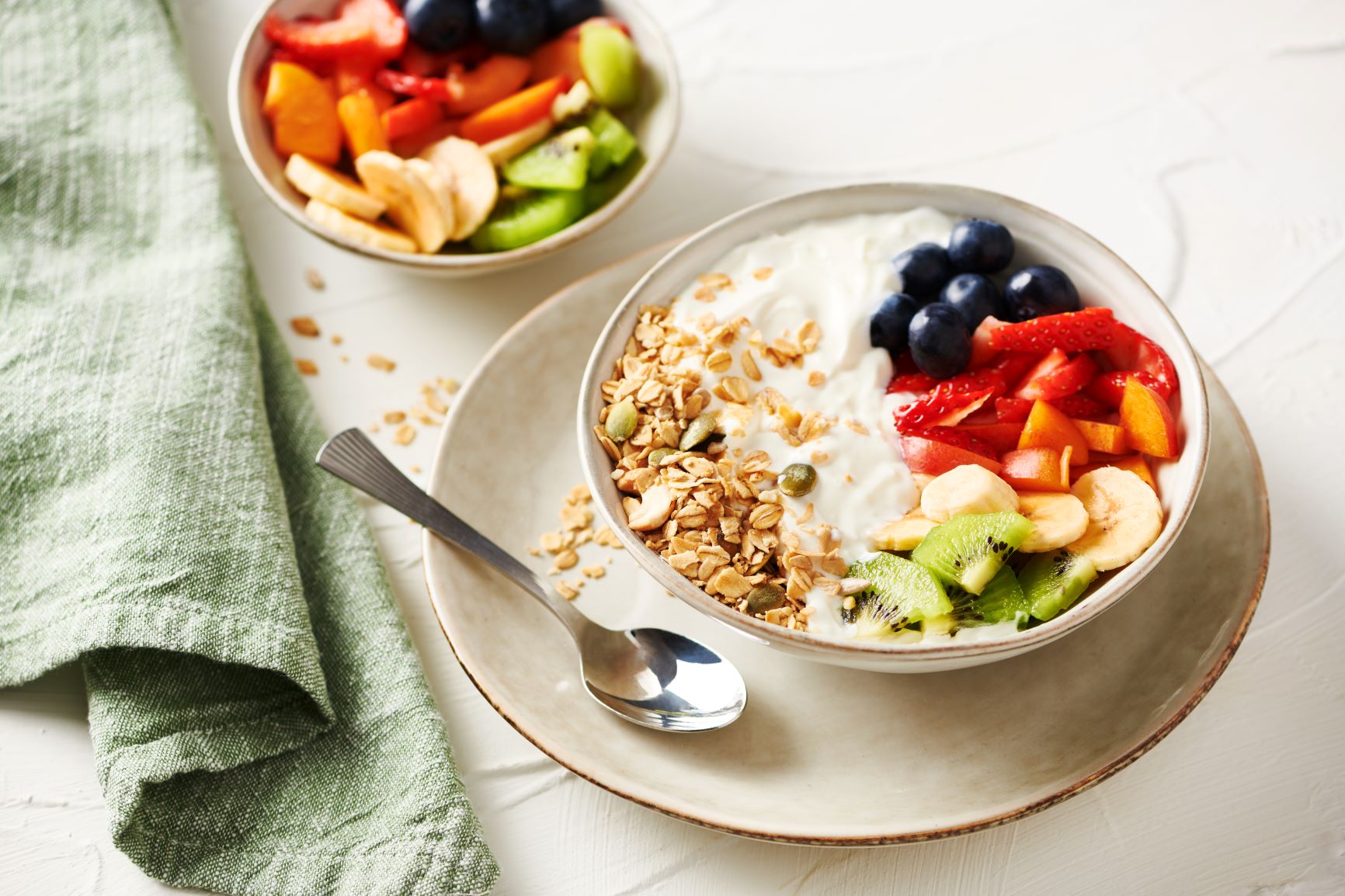 Bol de frutas con yogur y granola - Calidad Pascual